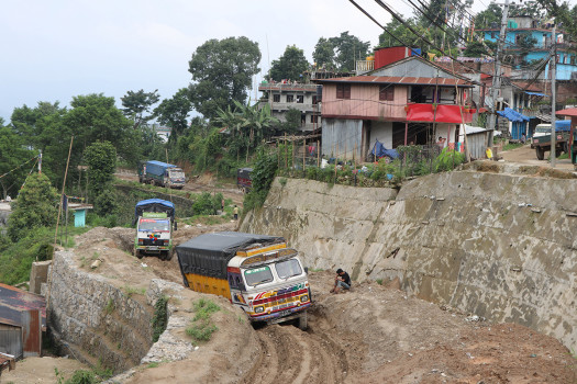 ग्रामीण सडकमा फसे ट्रक